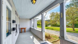 Unclassified image, 5 of 24, button - Steps to Main Street: Cozy North Country Retreat (Colebrook)