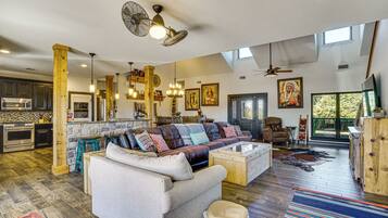 House (5 Bedrooms) | Interior