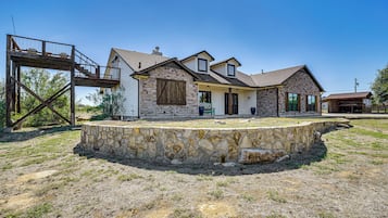 House (5 Bedrooms) | Interior