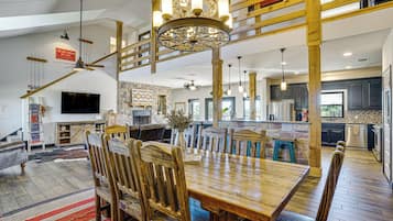 House (5 Bedrooms) | Interior