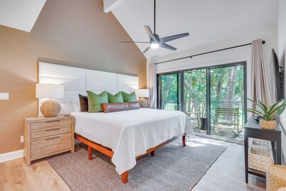 < 1 Mi to Seabrook Island Beach: Golf-view Villa!