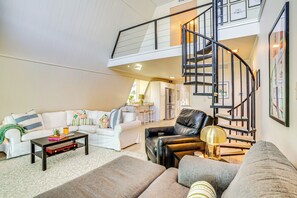 House (3 Bedrooms) | Interior - Lakefront Home w/ Private Dock in Graford! (Graford)