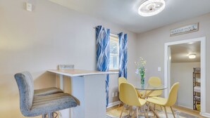 A dining area with a bar counter, a bar stool, and a table with four chairs. - 4 Mi to Dtwn: Home w/ Fenced Yard in Portsmouth! (Portsmouth)