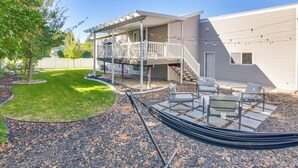 A modern house with a covered patio, outdoor seating, and a hammock. - Smithfield Retreat: Ideal for Family Gatherings! (Smithfield)