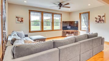House (5 Bedrooms) | Interior