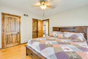 House (5 Bedrooms) | Interior - Wooded Escape w/ Pond & Grill in Pleasant City! (Pleasant City)