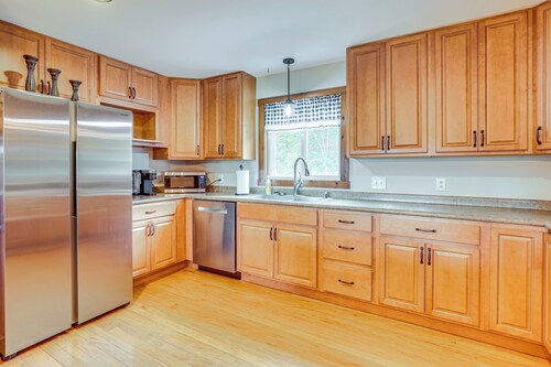 Wooded Escape w/ Pond & Grill in Pleasant City!