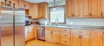 Wooded Escape w/ Pond & Grill in Pleasant City!