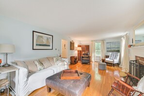 Interior - 10 Mi to Crane Beach: Wooded Home Near Boston! (Topsfield)