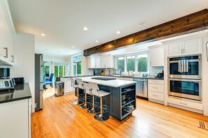 Microwave, oven, stovetop, dishwasher - Luxe Lake House in Connecticut: Private Dock (Higganum)