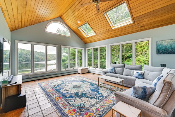 TV, fireplace, video-game console - Luxe Lake House in Connecticut: Private Dock (Higganum)