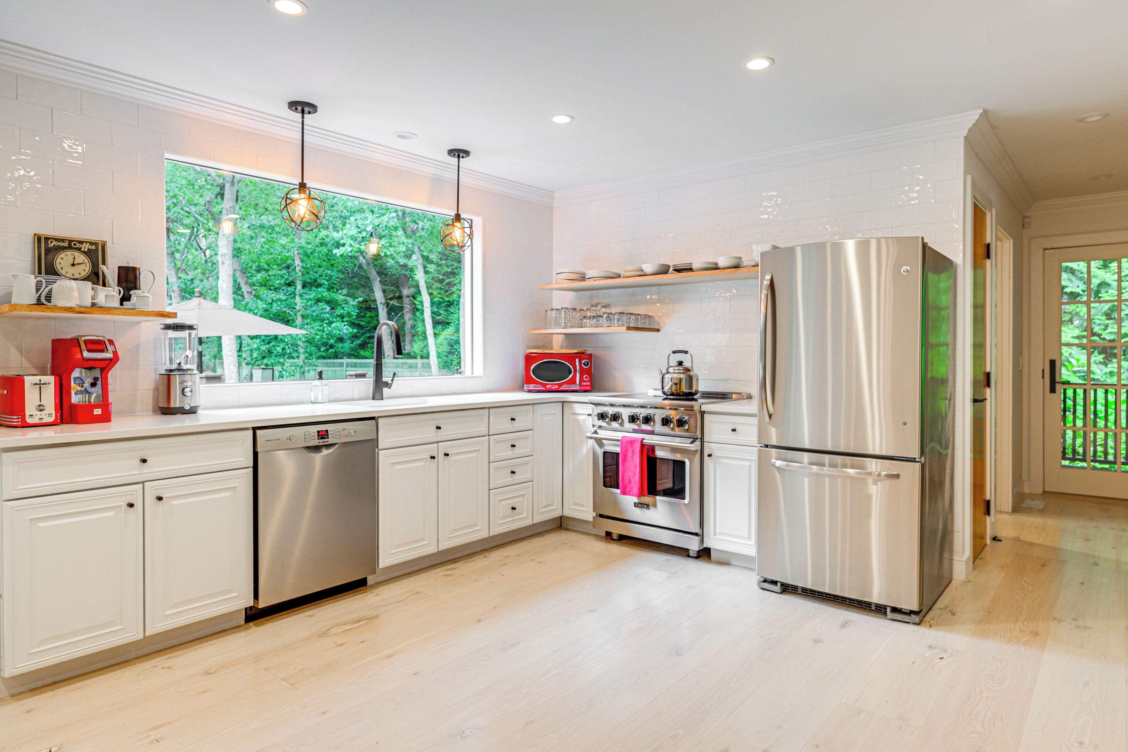 2 Mi to Beach Dogfriendly Home in Wainscott!, Wainscott Hotel