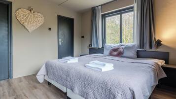 Chambre Double, salle de bains privée | Coffres-forts dans les chambres, bureau