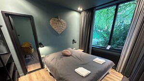 ラグジュアリー 4 人部屋 | セーフティボックス (室内)、デスク、ノートパソコン用作業スペース、遮光カーテン