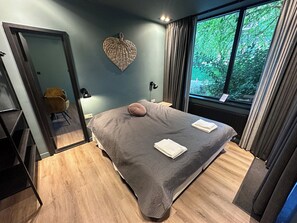 Luxury Quadruple Room | In-room safe, desk, laptop workspace, blackout drapes - Hotel Zee Bergen (Bergen)