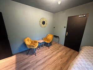 In-room safe, desk, laptop workspace, blackout curtains - Hotel Zee Bergen (Bergen)