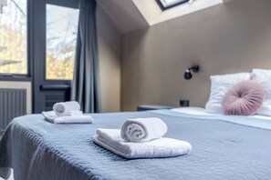 Habitació doble, bany privat | Caixa forta a l'habitació i escriptori 