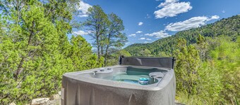Ruidoso Home w/ Loft & Private Hot Tub