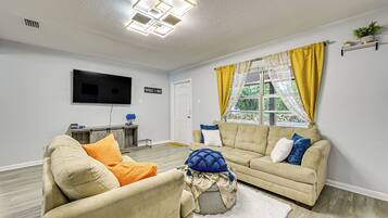 Rumah (4 Bedrooms) | Bagian depan properti