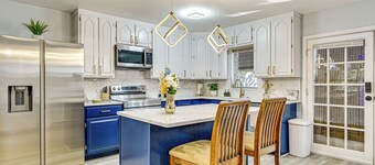 3 Mi to Usf: Chic Home w/ Yard in Tampa!