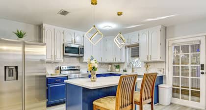 3 Mi to Usf: Chic Home w/ Yard in Tampa!