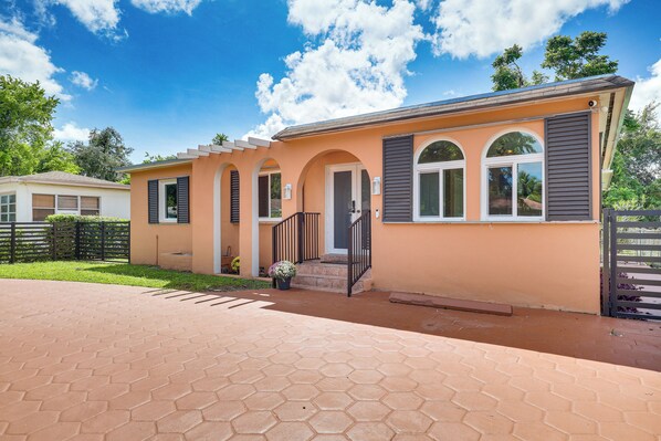 House (4 Bedrooms) | Front of property