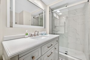Shower, hair dryer - Stunning ocean view condo in Sanibel, 2BR, 2BA, perfect for up to 6 guests. (Sanibel)