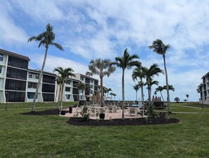 Property grounds - Stunning ocean view condo in Sanibel, 2BR, 2BA, perfect for up to 6 guests. (Sanibel)