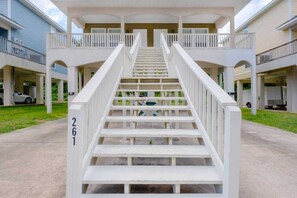 Property grounds - Cozy 2BR/1.5BA Duplex Near Downtown Biloxi! (Biloxi)