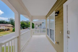 Property grounds - Cozy 2BR/1.5BA Duplex Near Downtown Biloxi! (Biloxi)
