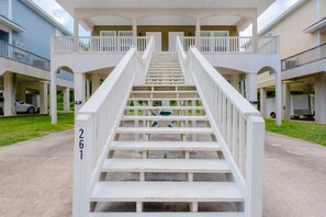 Property grounds - Cozy 2BR/1.5BA Duplex Near Downtown Biloxi! (Biloxi)