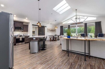 Airport Place: 4BR, AC, and Grill in Packwood!