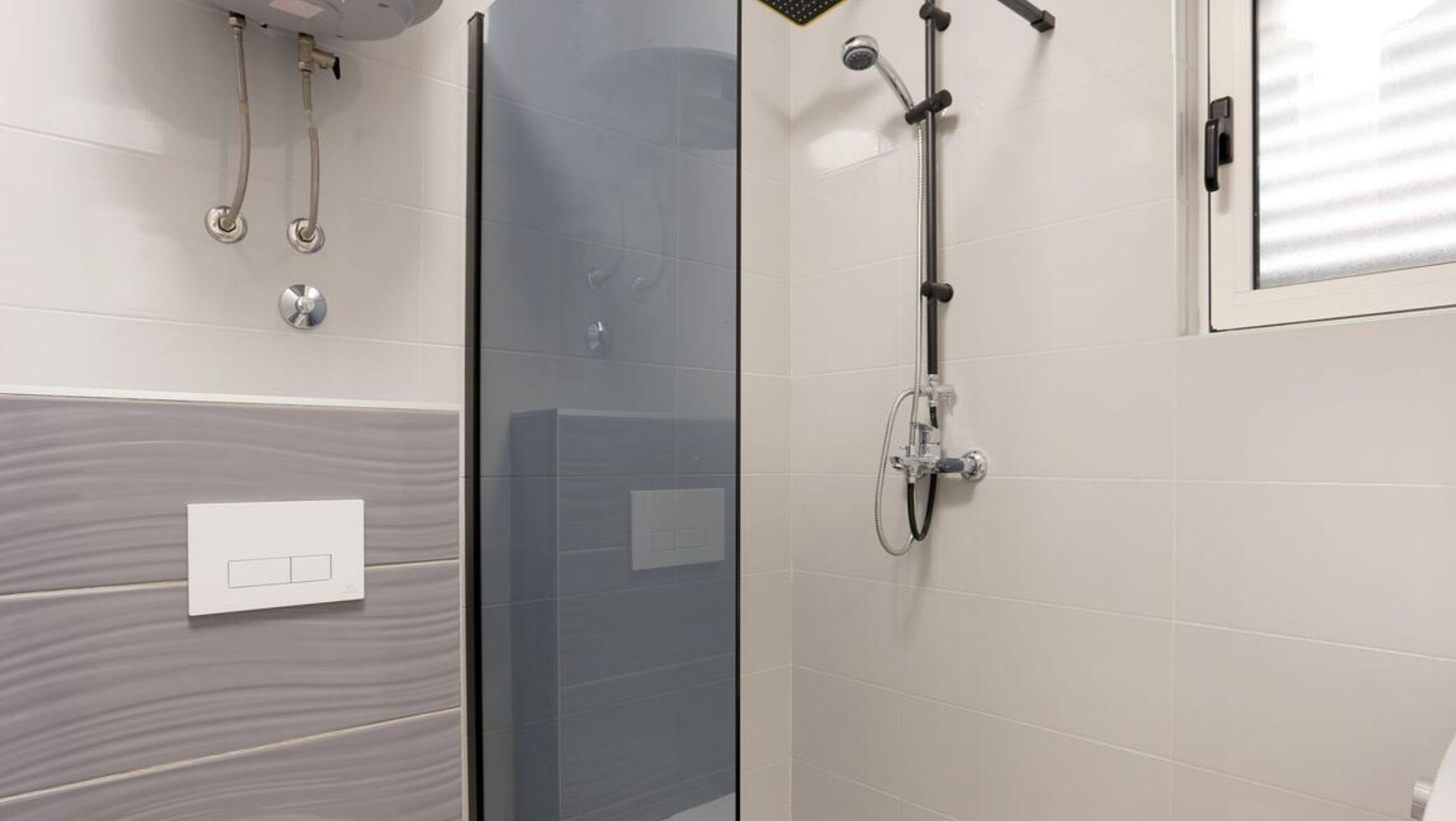 House (Six Bedroom Holiday Home) | Bathroom | Shower, towels
