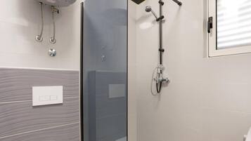 House (Six Bedroom Holiday Home) | Bathroom | Shower, towels
