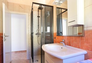 Huis (Six Bedroom Holiday Home) | Badkamer | Een douche, handdoeken