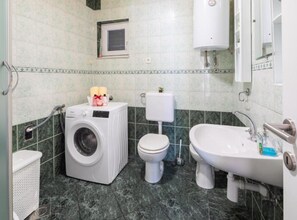อพาร์ทเมนท์ (One Bedroom Apartment with Balcony an) | ห้องน้ำ | ฝักบัว, ผ้าเช็ดตัว