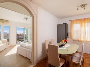 อพาร์ทเมนท์ (One Bedroom Apartment with Balcony an) | ห้องรับประทานอาหาร