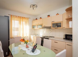 Lejlighed (One Bedroom Apartment with Balcony an) | Privat køkken | Køleskab