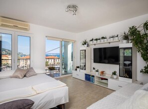 อพาร์ทเมนท์ (One Bedroom Apartment with Balcony an) | ห้องนั่งเล่น | ทีวีจอแบน 32 นิ้ว พร้อมช่องเคเบิล