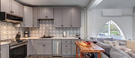 Réfrigérateur, micro-ondes, plaque de cuisson, lave-vaisselle