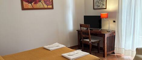 1 chambre, fer et planche à repasser, draps fournis