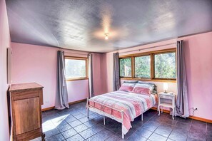 4 bedrooms, desk, iron/ironing board, WiFi