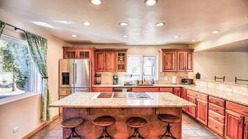 Réfrigérateur, four à micro-ondes, un four, surface de cuisson