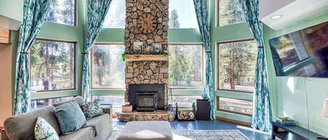 Televisión, chimenea y oficina