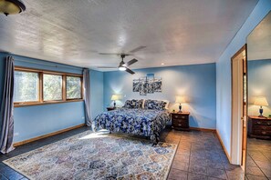 4 bedrooms, desk, iron/ironing board, WiFi