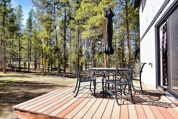 Outdoor dining - New Listing 3bd "Woodsy Vibe" in Leadville (Leadville)