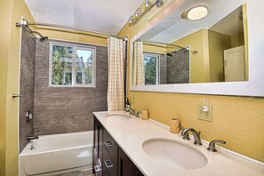 Een douche, een haardroger, handdoeken