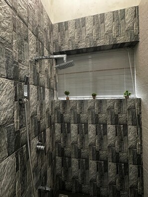 Douche, baignoire à remous, séchoir à cheveux, bidet