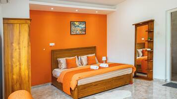 5 bedrooms, in-room safe, desk, iron/ironing board