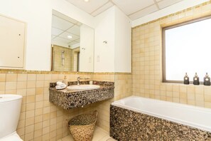 Haartrockner, Handtücher, Seife, Toilettenpapier